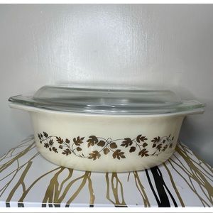 PYREX GOLD ACORN 1 1/2 QUART CASSEROLE DISH.
